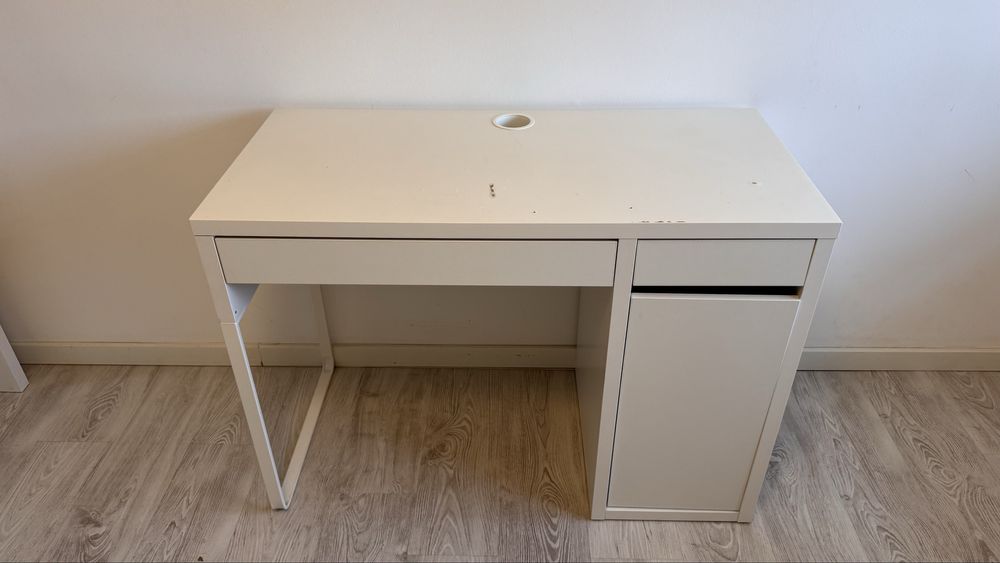 Secretária com o tampo com marcas de uso