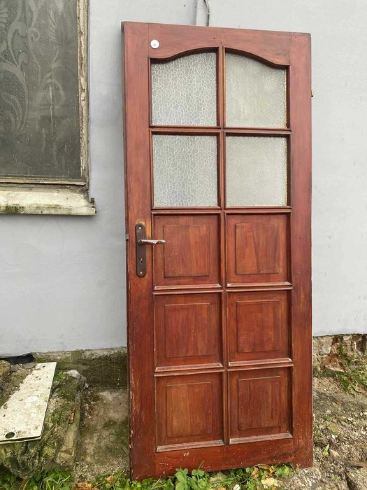 Drzwi drewniane z futrynami i zamkiem