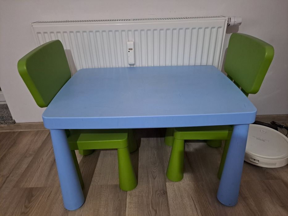 Zestaw mebli stolik + krzesła dla dziecka