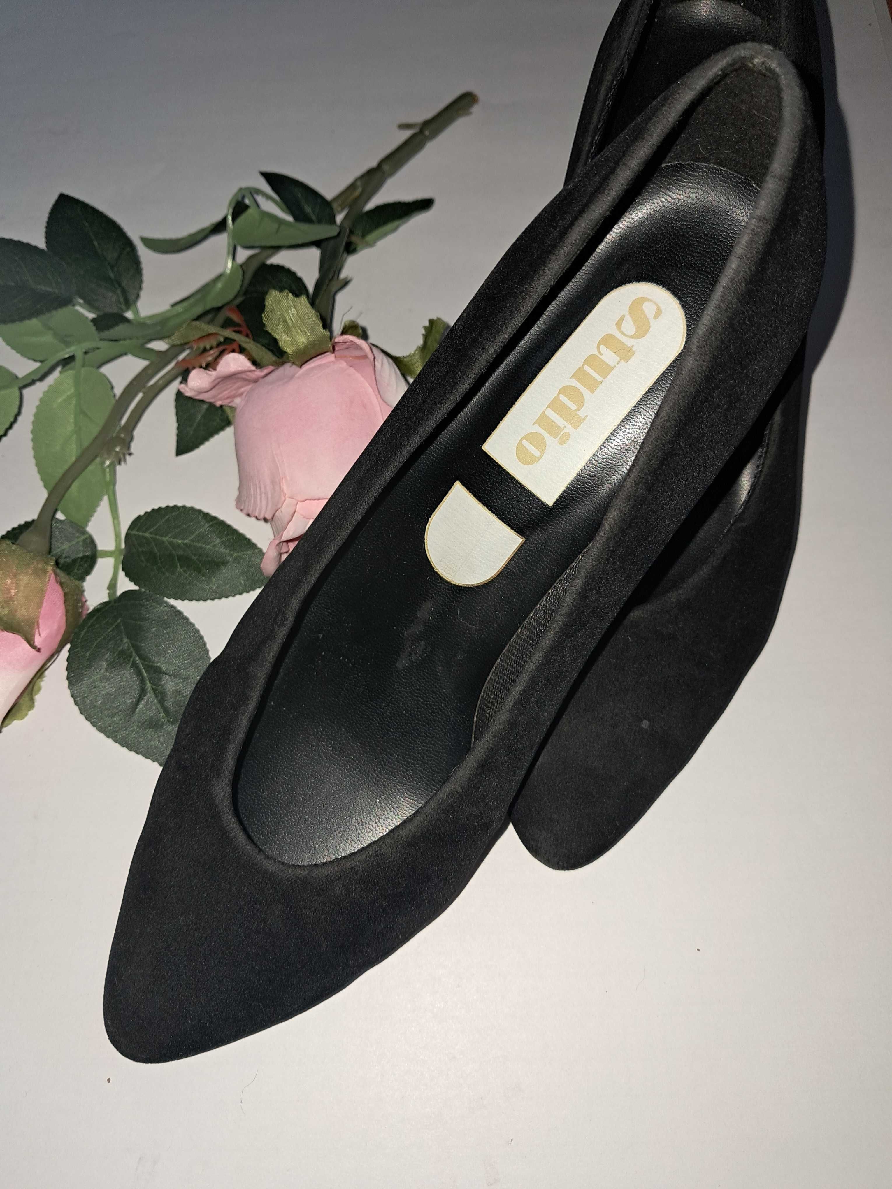 Pantofle zamszowe r.38