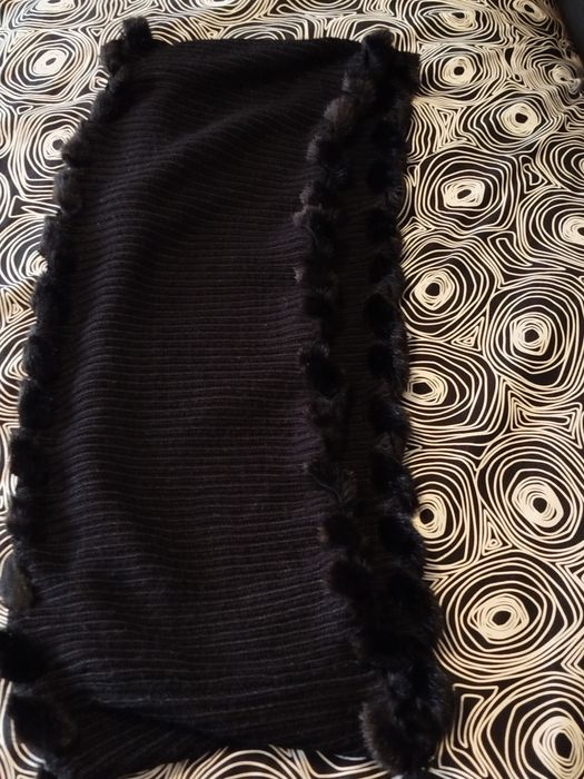 Czarny komin z futerkiem szal