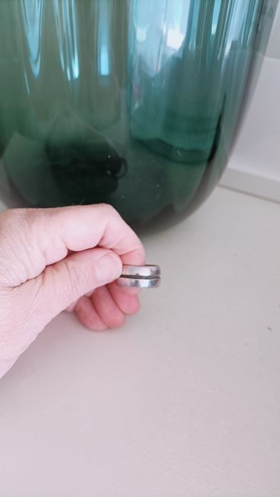 Aliança larga em prata.