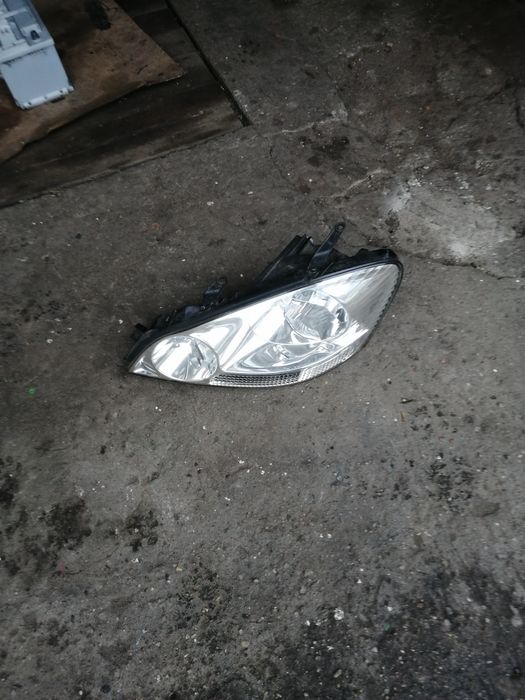 Sprzedam lampy do Toyoty avensis verso