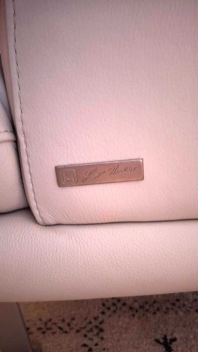 Sofá em pele cinza claro