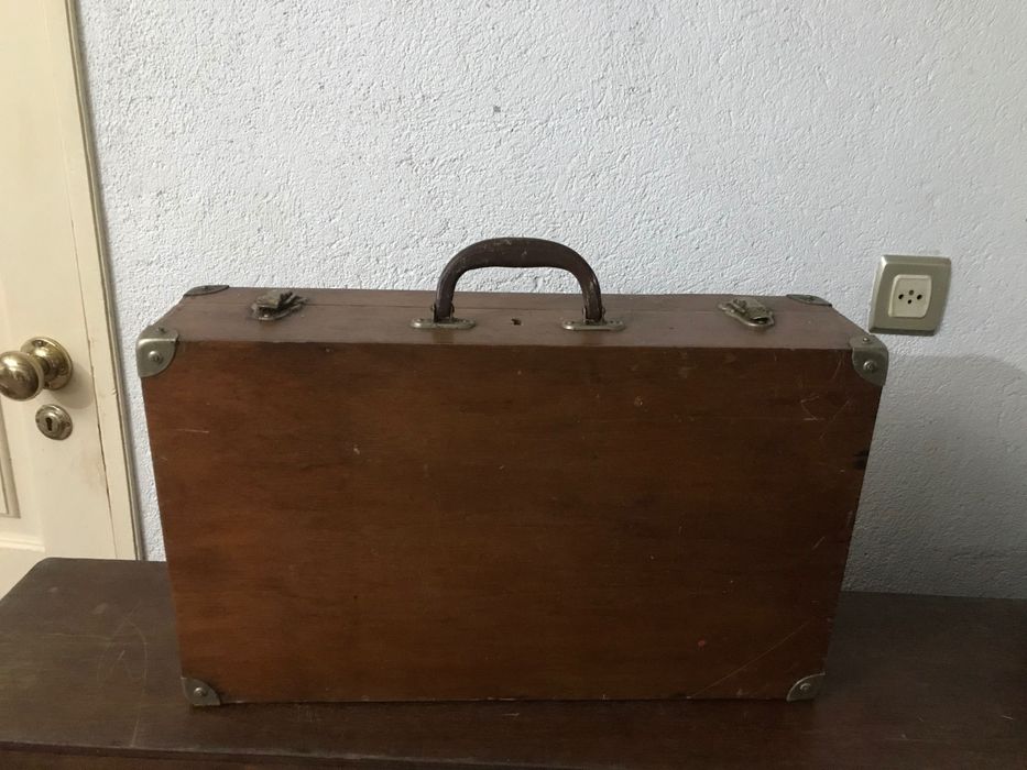 Mala de madeira e mala de tecido e pele sintetica