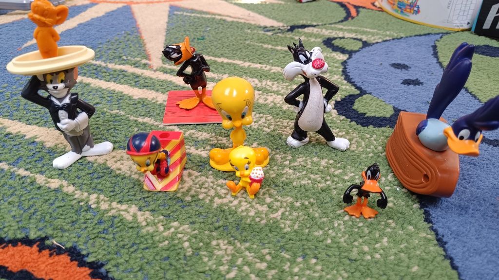 Tweety, Kot Sylwester, struś pędziwiatr, kaczor Daffy , tom