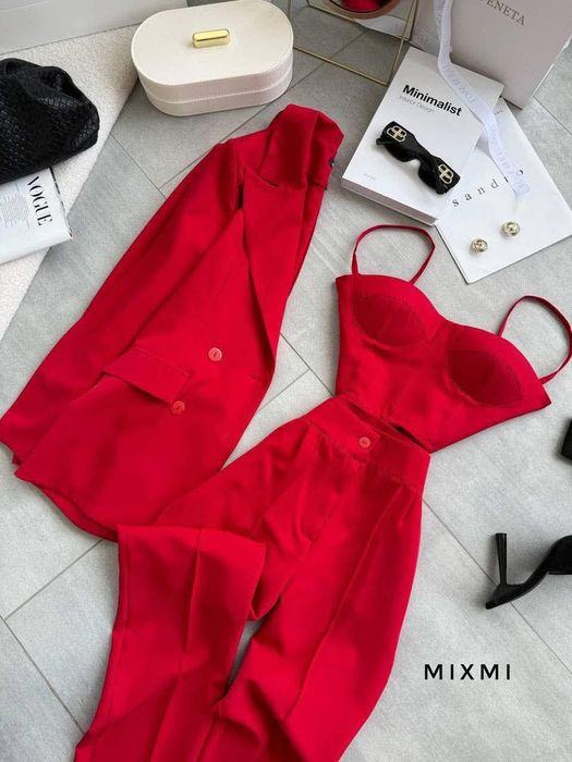 Костюм жіночий червоний