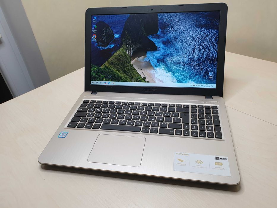 Ноутбук Asus в дуже хорошому стані /Intel Core i3-6006/8 GB DDR4/SSD