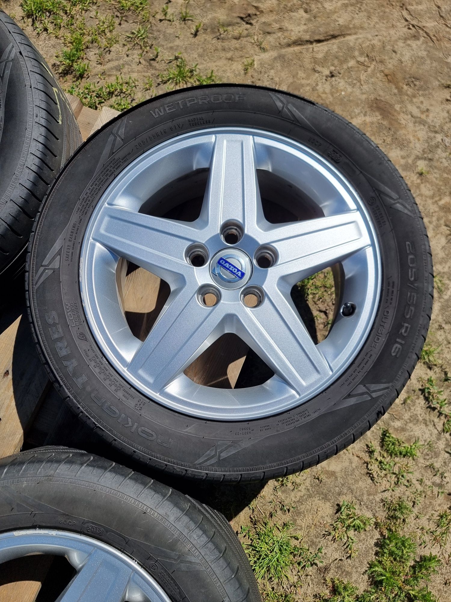 4x Felgi aluminiowe Volvo 5x108 z oponami letnimi 205 55r16 Nokian