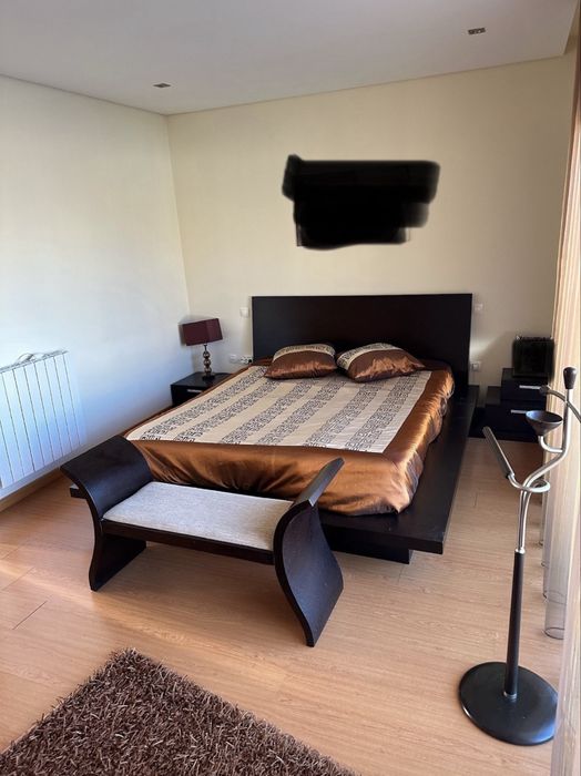 Mobilia quarto moderna - cama casal, mesinha cabeceira, cabide e banco