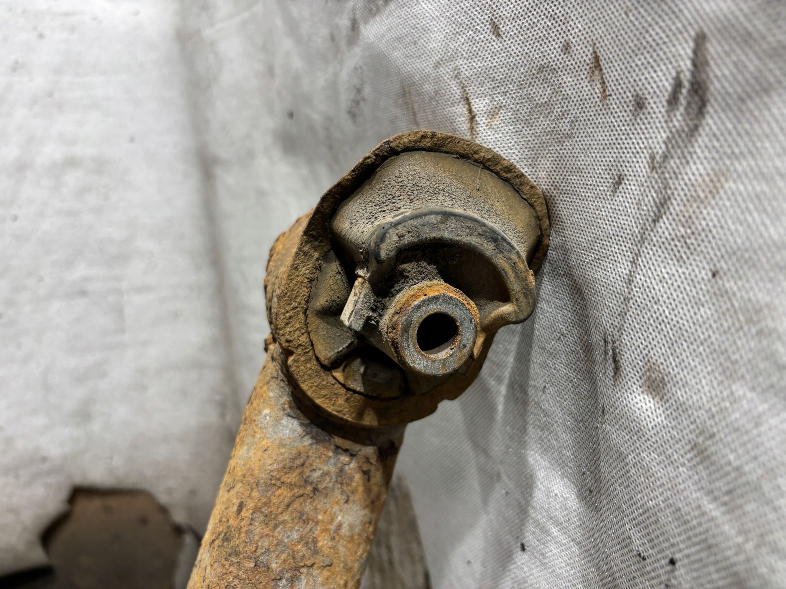 Belka zawieszenia tył toyota corolla verso i 1