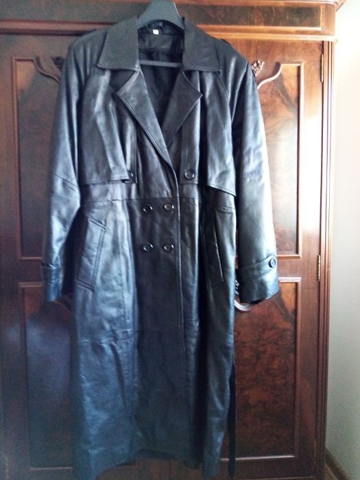 Casaco em cabedal preto comprido