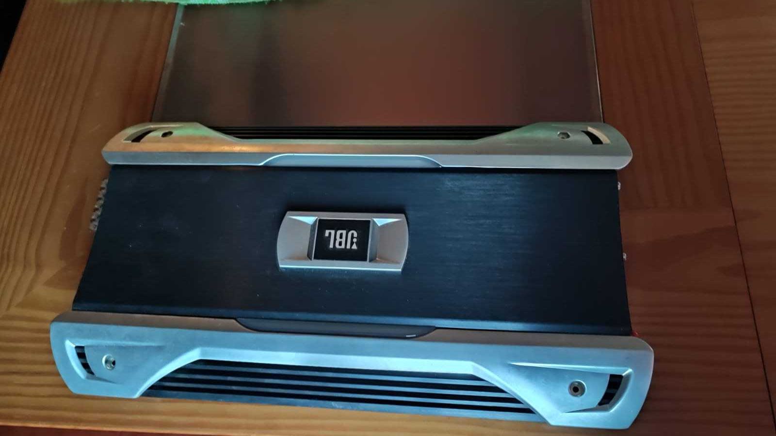 Sistema de som para carro- amplificador e subwoofer