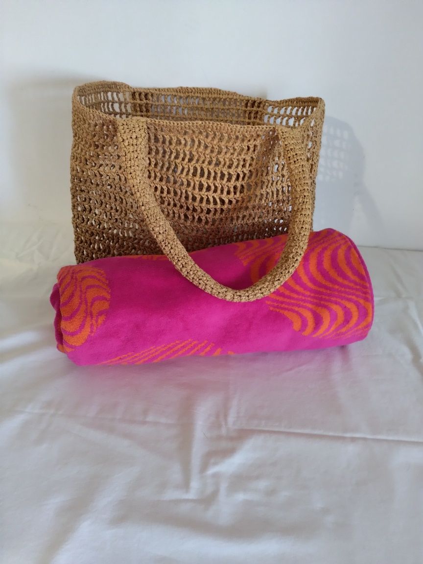 Bolsa em ráfia feita a mão