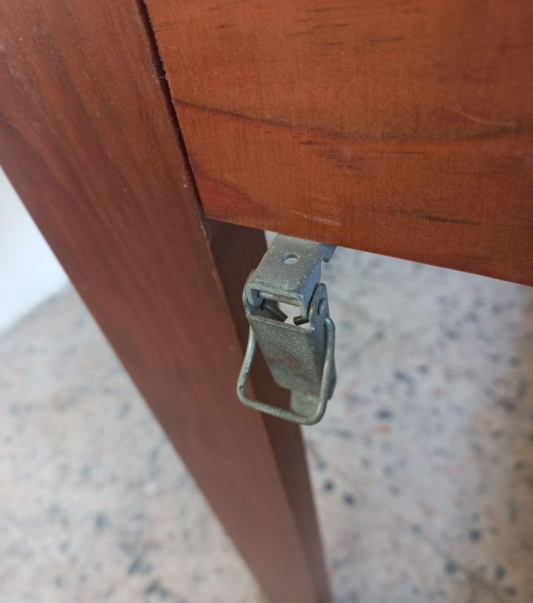 Mesa extensivel com 2 bancos