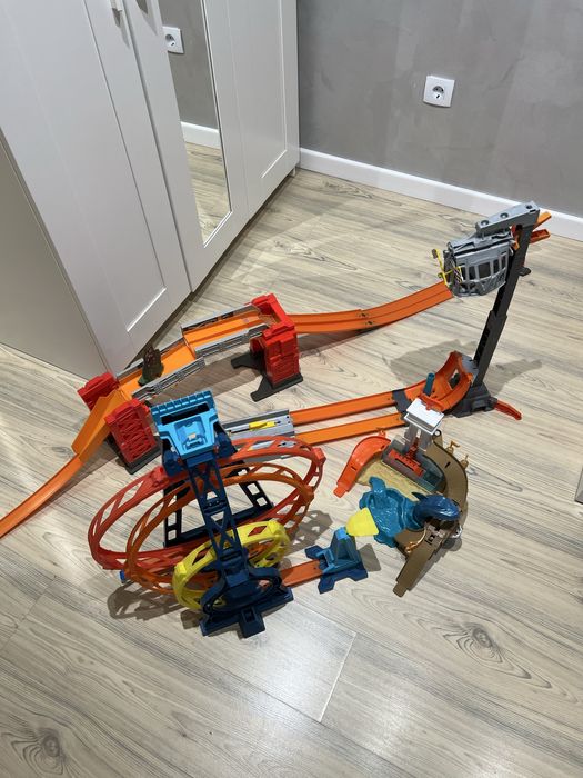 Hotwheels місто треків: акула, міст, петля, клітка