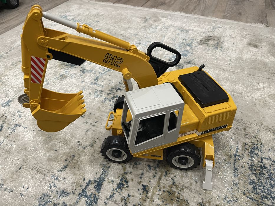 Екскаватор Bruder Liebherr 912