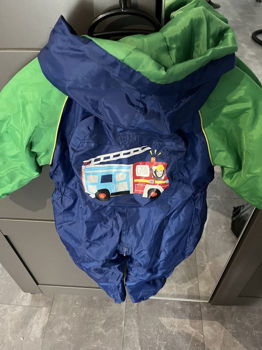 Sliczny kombinezon dla chlopca na deszczowe dnj