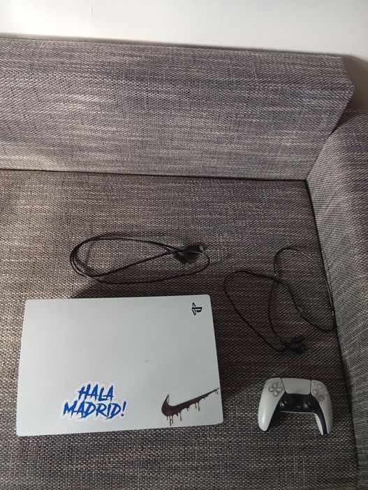 Ps5 z napędem + pad i gry cyfrowe