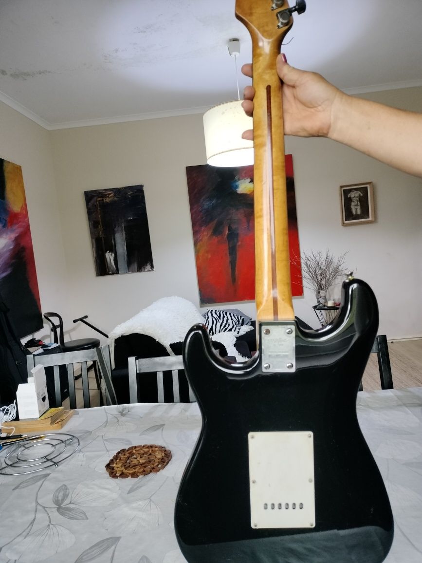 Guitarra eléctrica com 6 cordas com amplificador