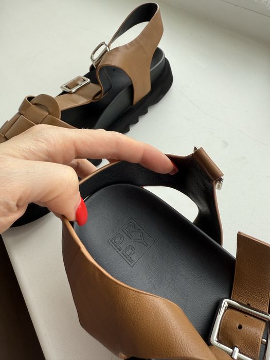 Продам жіночі сандалі