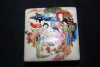 Pudełko porcelana Japonia dekor gejsza w stylu satssuma  b090314