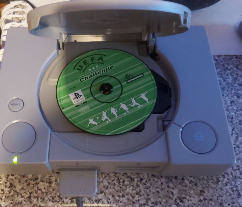 Ps1 fat com jogos 2 comandos e cartão de memória.