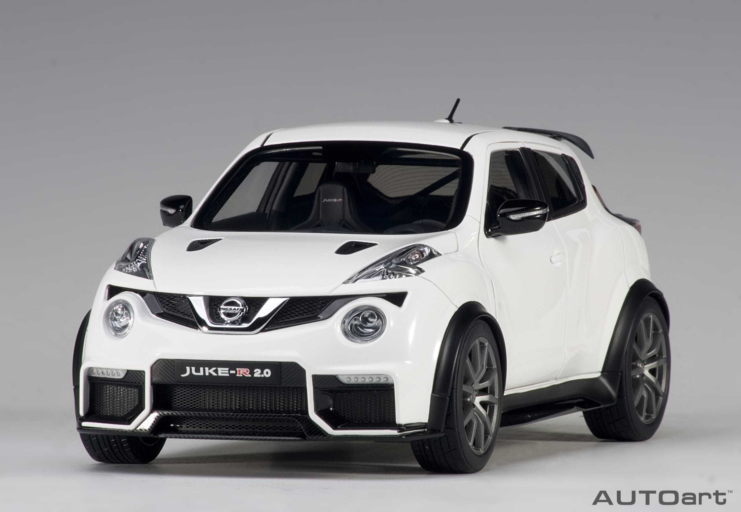 Model 1:18 AUTOart Nissan Juke-R 2.0 2016 white (77456)