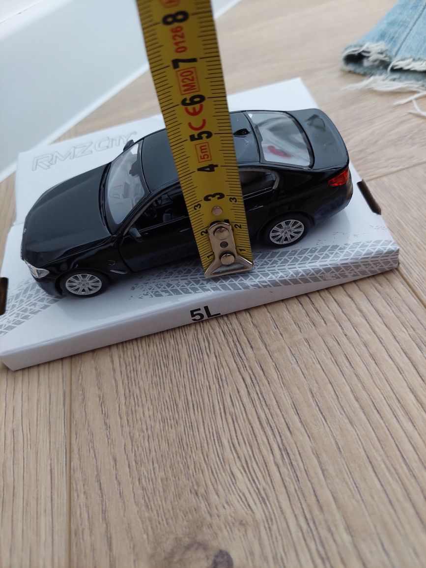Czarne Bmw sedan m550i