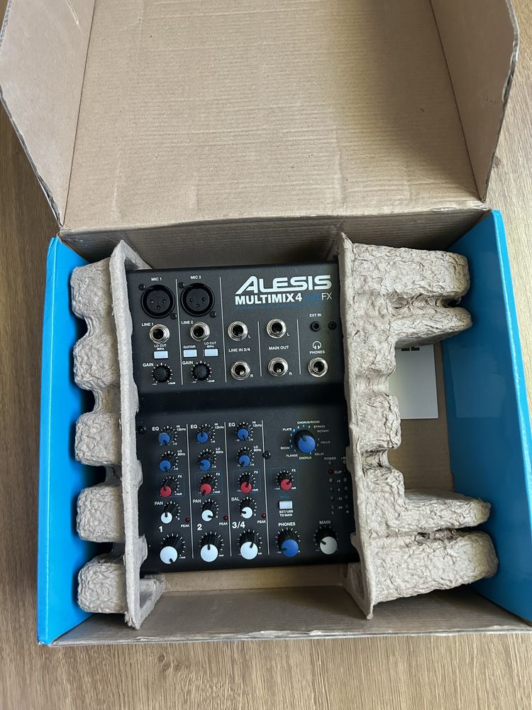 Mesa de mistura de som Alesis Multimix 4 USB FX
