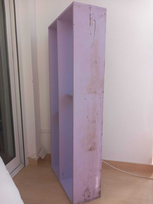 Móvel com prateleiras lilás