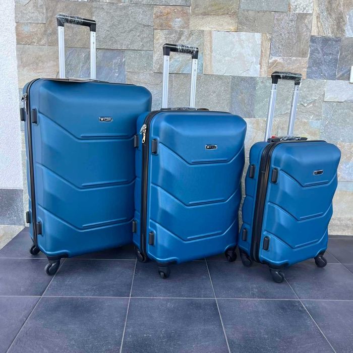 Пластиковый чемодан валіза полікарбонат Сумка НЕ ТРІСКАЄ Вализа 4 кола