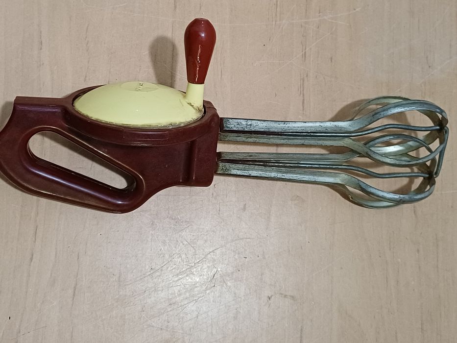 Reczny mikser mechaniczny Gloria z czasow PRL.