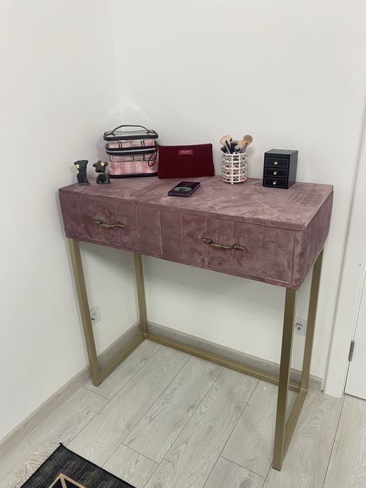 Стіл для макіяжу