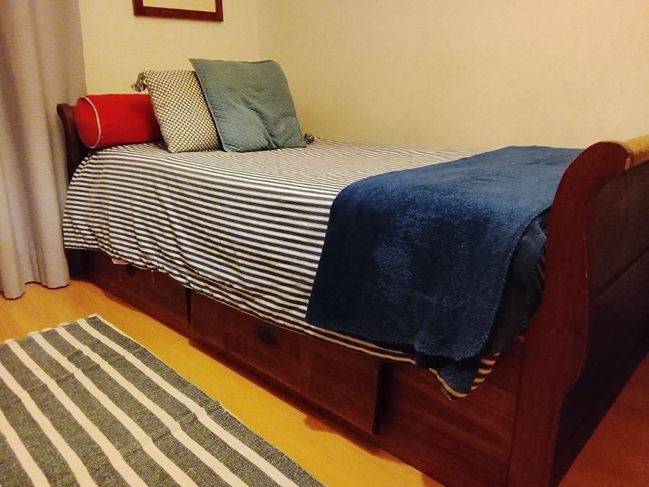 Cama individual com colchão ( opcional )