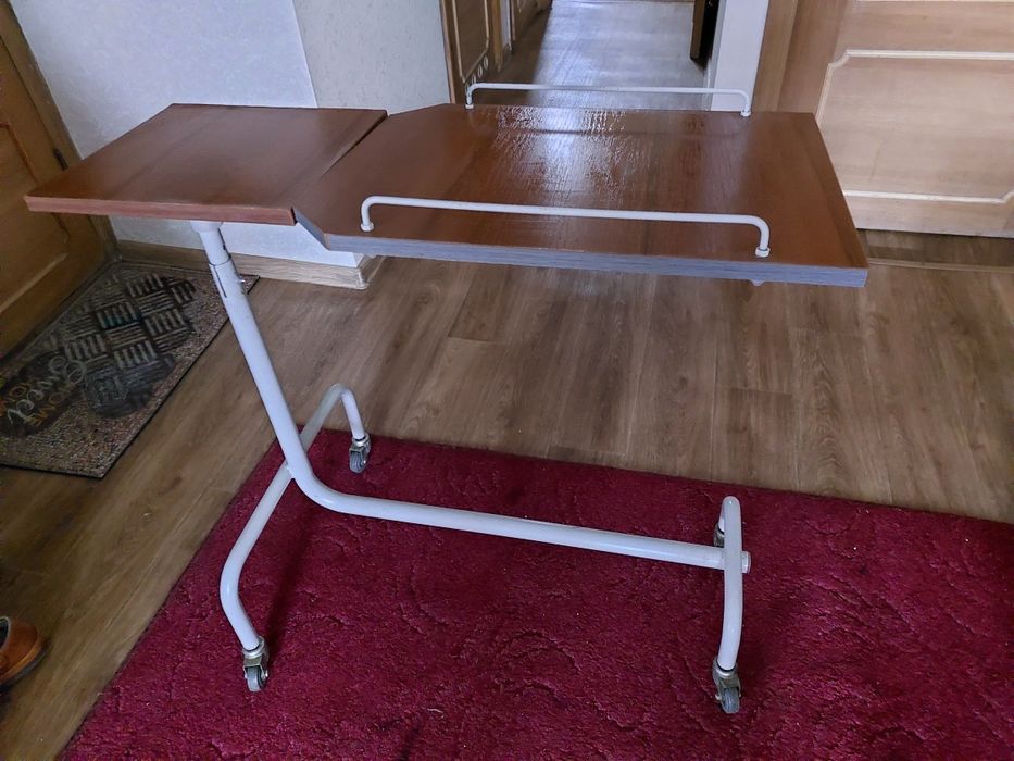 Стіл приліжковий