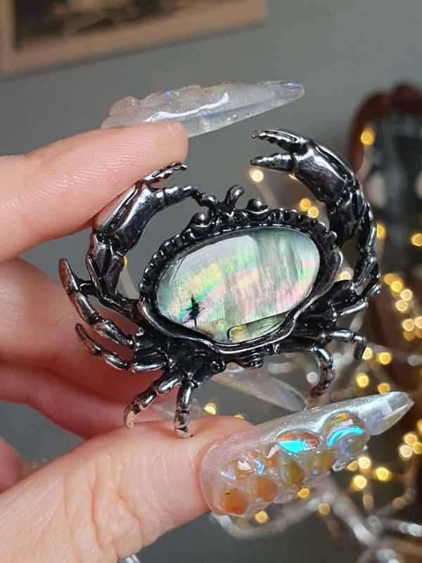 Pendente ou broche / pregadeira caranguejo com concha ou imitação