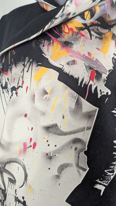 Bluza Auri Lili „Abhiniweśa” handmade – wzór à la Banksy (M–L)