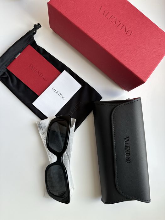 Сонцезахисні окуляри жіночі чорні Valentino