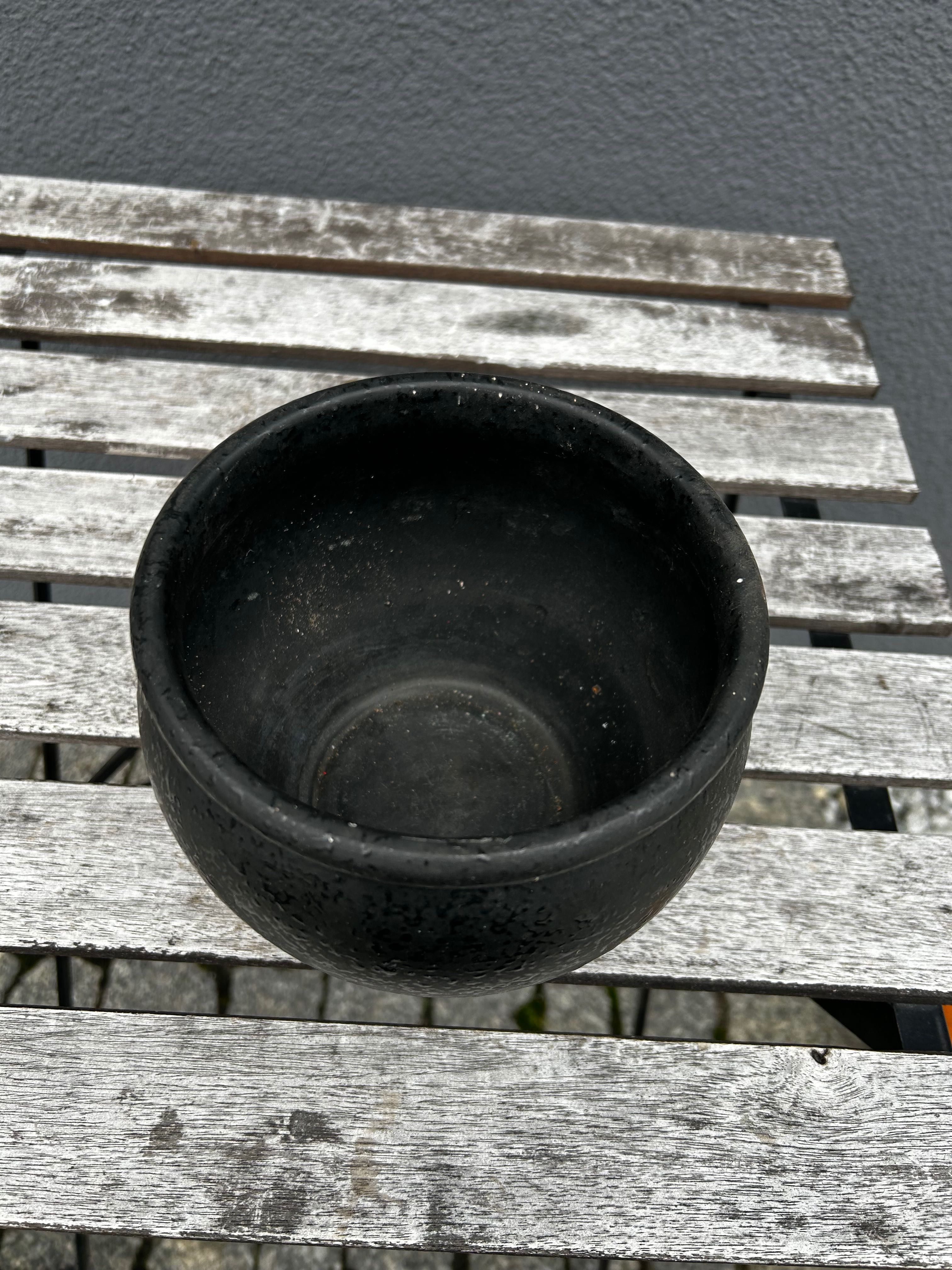 Czarna ceramiczna osłonka na doniczkę