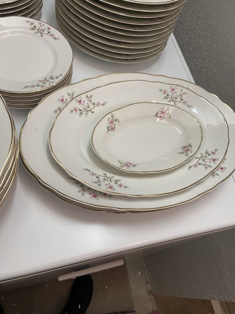 Conjunto de pratos muito antigos