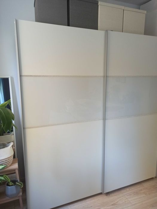 Szafa z przesuwnymi drzwiami