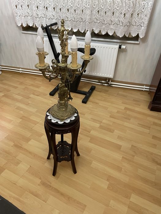 Świecznik mosiężny z ręcznie rzeźbionym stolikiem