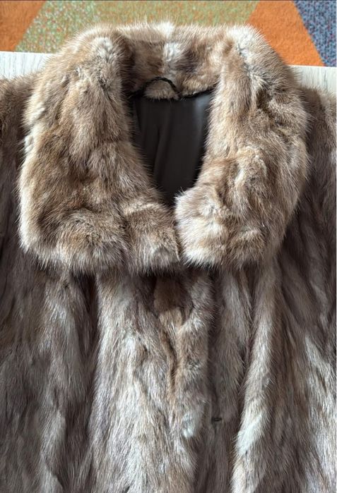 Karmelowe futerko z norek, z kołnierzem i kieszeniami