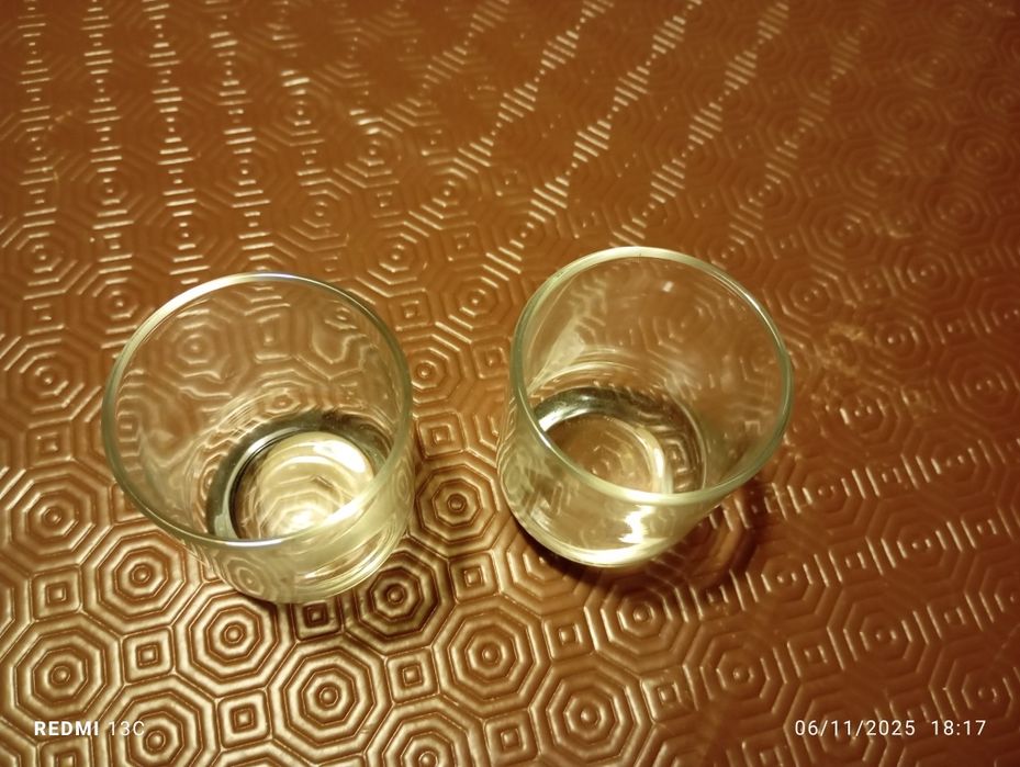 Copos de vidro pequenos