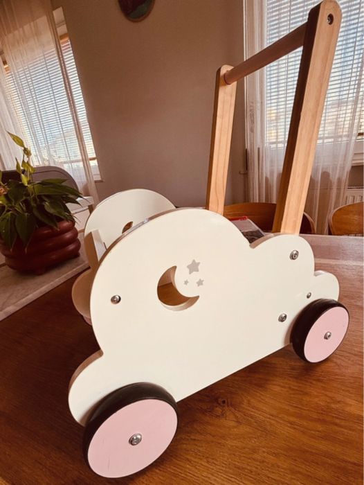 Wózek-chodzik-pchacz towarzysz pierwszych kroczków