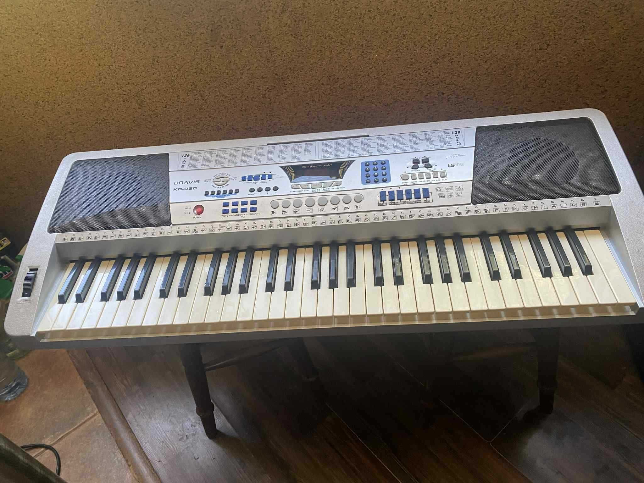 Синтезатор Bravis KB-920