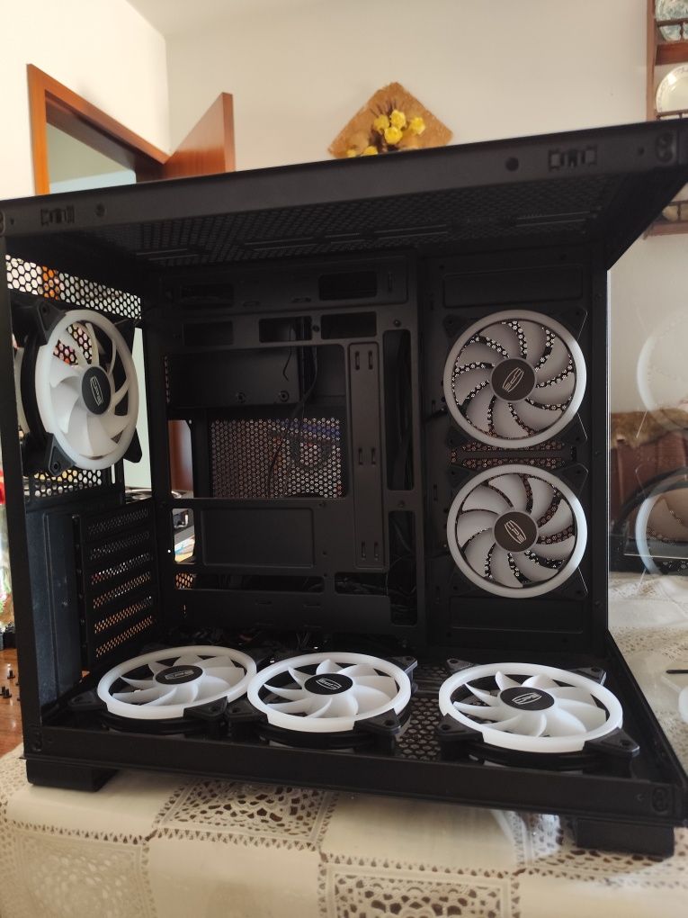 Caixa estilo Fishtank PCCOOLER com 5 ventoinhas