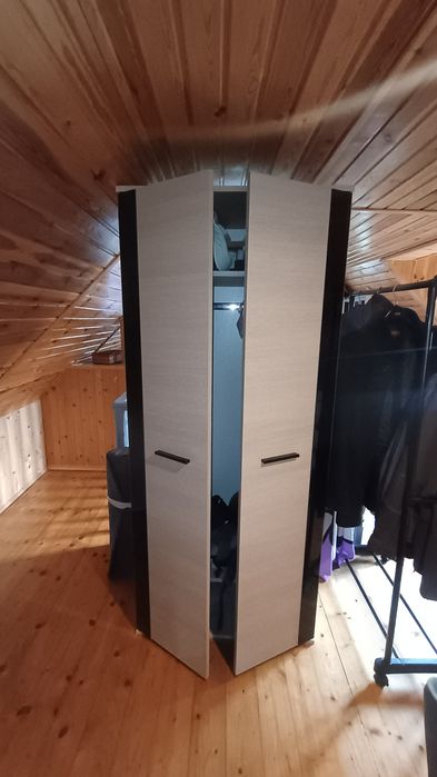 Szafa dwudrzwiowa z dwoma półkami i zawieszeniem na ubrania