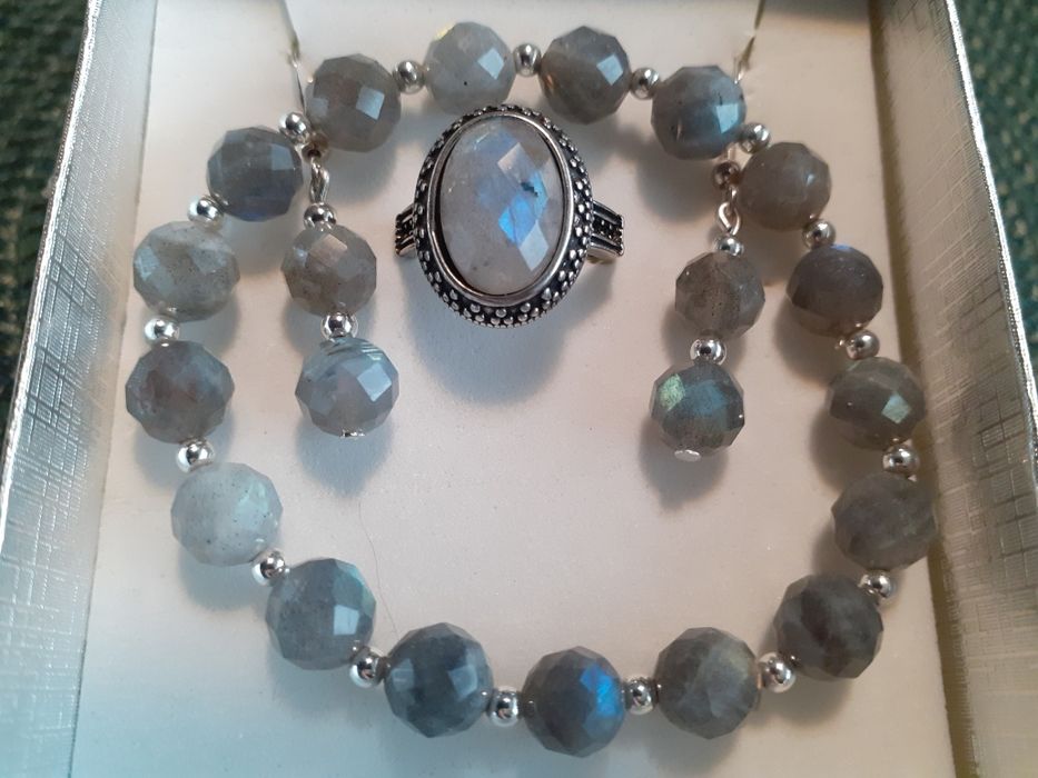 Komplet biżuterii z kamieni - bransoletka i kolczyki - różne